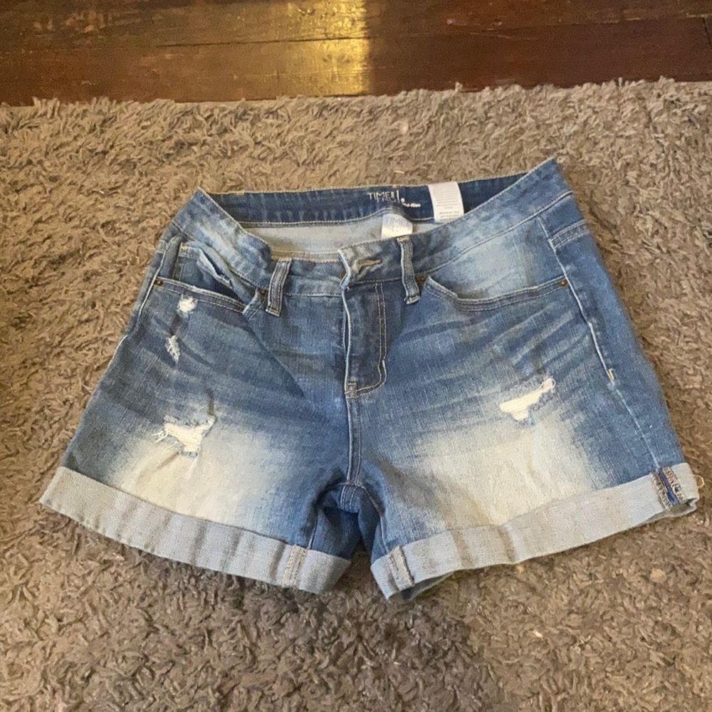super cute, distressed, jean shorts